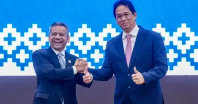 Pengganti Purbaya Ternyata Dosennya saat Kuliah, Tere Liye Kritik Budaya Puji Pejabat: Mereka Itu Kita yang Gaji