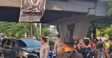 Mobil Dinas Wakapolda Sulsel Diadang Massa Saat Pantau Demo 2 Tahun Prabowo-Gibran di Makassar
