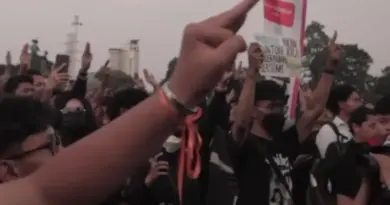 Dari Film The Hunger Games, Makna Simbol Tiga Jari saat ini jadi Populer di Massa Demonstrasi di Indonesia