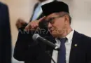 Gaya Nyeleneh Rocky Gerung di Istana, Kasih Nilai Sip ke Prabowo Pakai Finger Heart